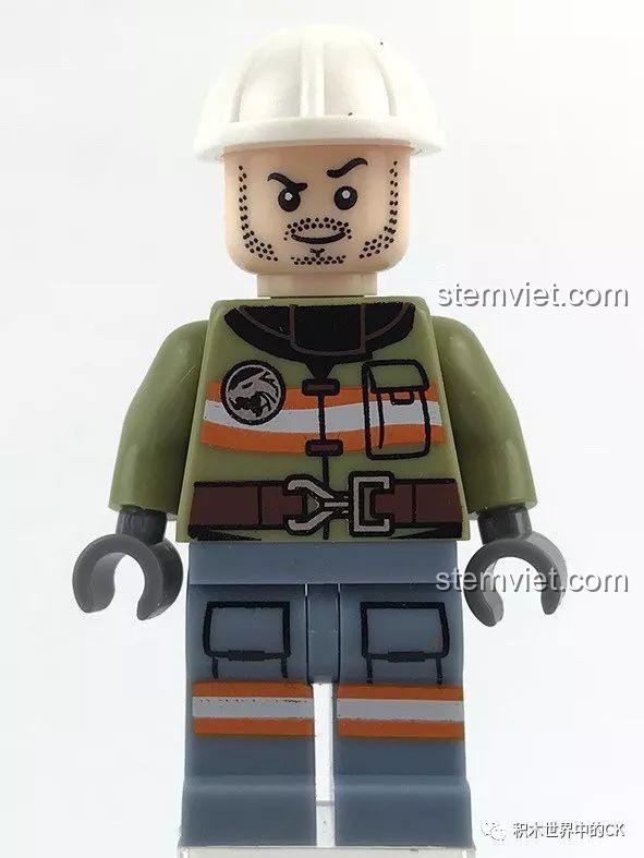 Mặt sau của minifigure lính cứu hỏa trong bộ đồ chơi Sembo SD9512.