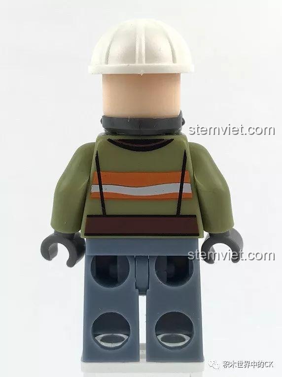 Minifigure lính cứu hỏa với mặt nạ phòng độc, một nhân vật trong bộ Sembo SD9512.