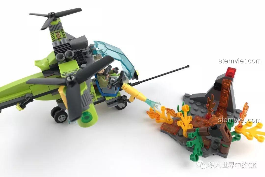 Hai minifigure đang ngồi trong buồng lái kép của trực thăng cứu hộ Sembo SD9512.