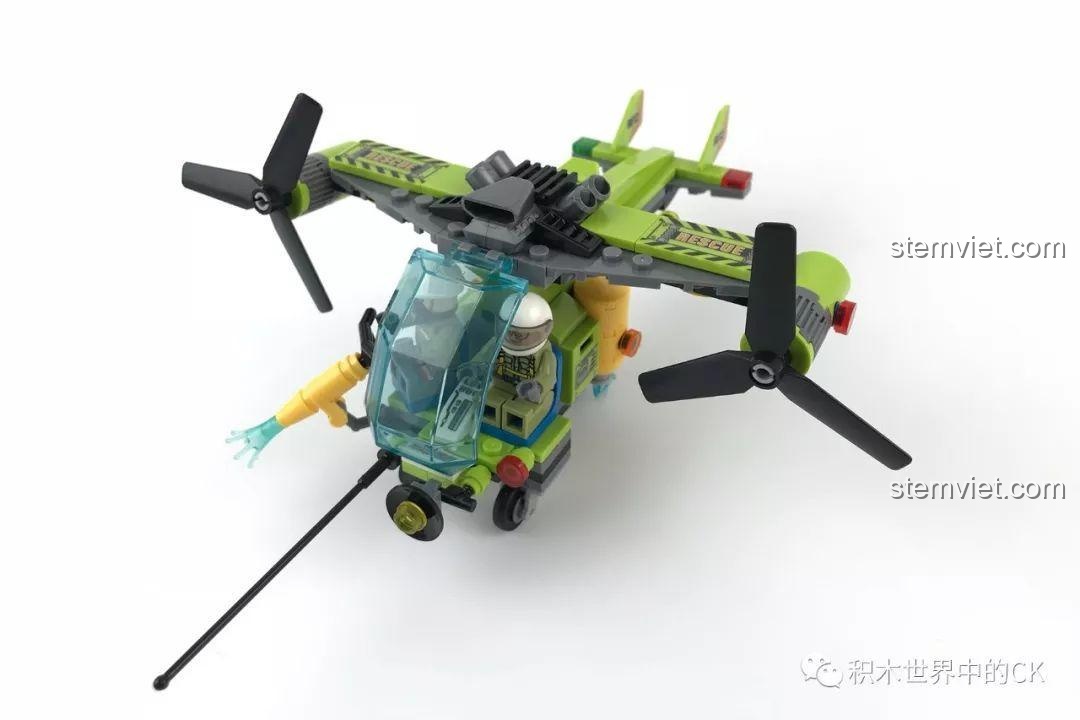 Mô hình trực thăng Sembo SD9512 với một minifigure trong buồng lái, cánh quạt có thể điều chỉnh.