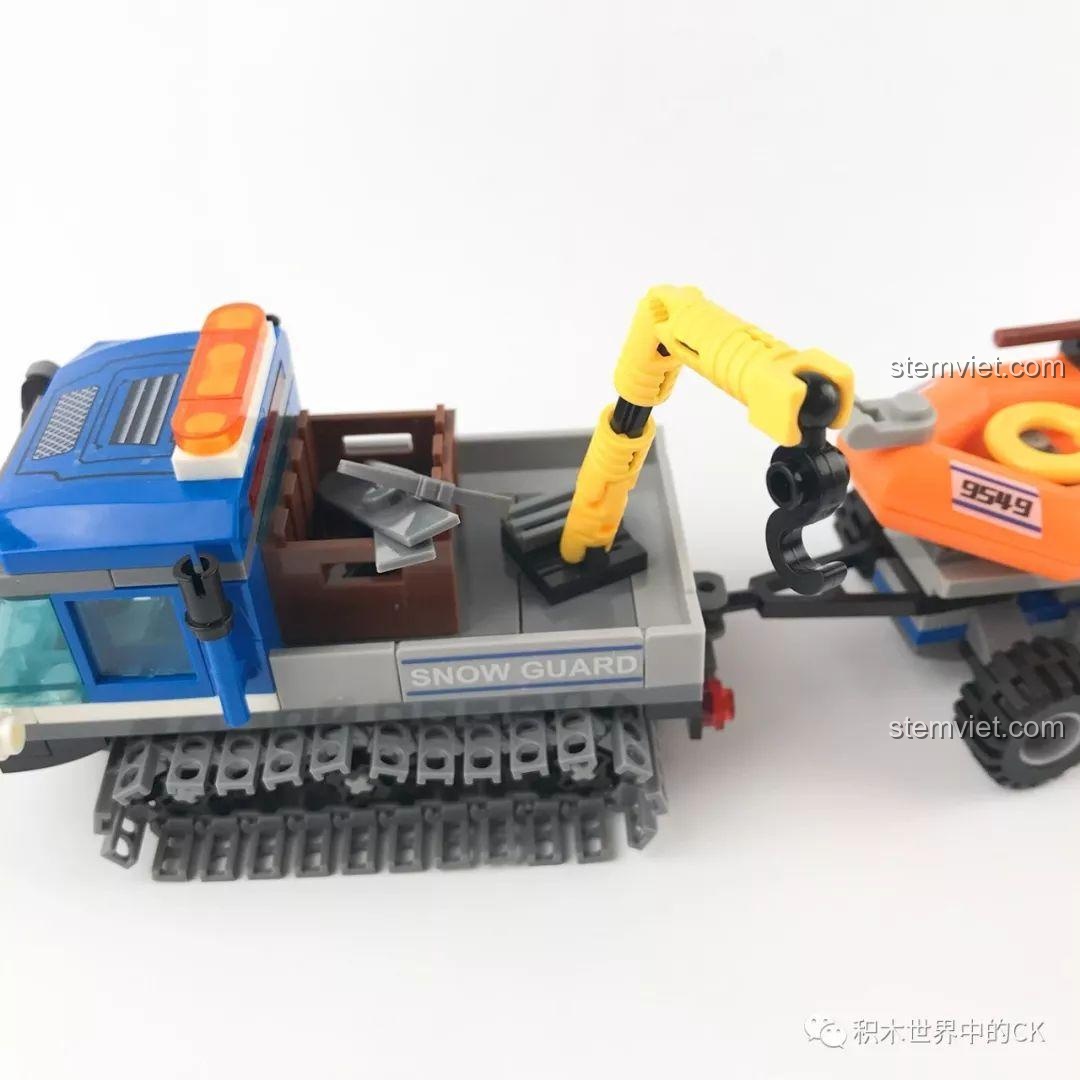 Cần cẩu của xe bánh xích cứu hộ SEMBO SD9549 đang hoạt động, thể hiện tính năng linh hoạt.