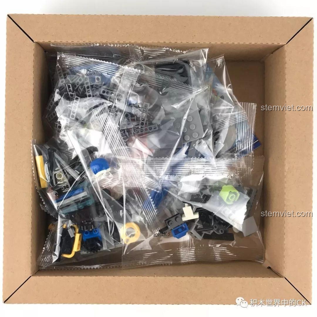 Các mảnh ghép của bộ lắp ráp Cứu Hộ Cực Địa SEMBO SD9549, sẵn sàng cho bé khám phá.