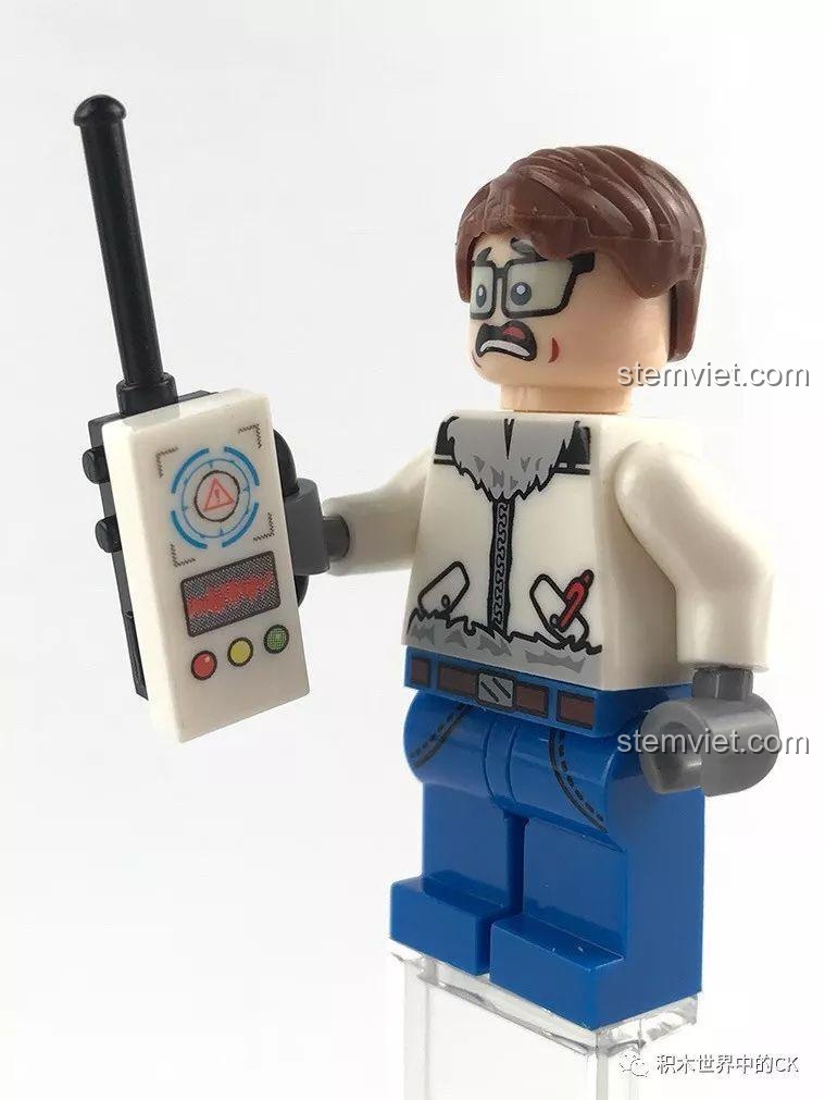 Minifigure Nhà khoa học cầm thiết bị liên lạc, sẵn sàng cho nhiệm vụ trong bộ đồ chơi SEMBO SD9549.