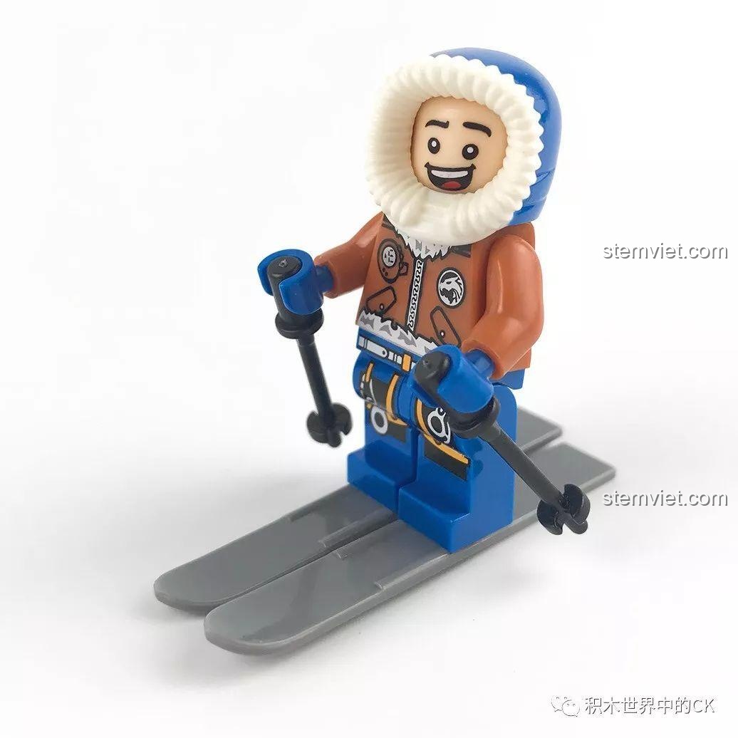 Minifigure Bowen trang bị ván trượt và gậy, sẵn sàng khám phá trong bộ đồ chơi SEMBO SD9549.