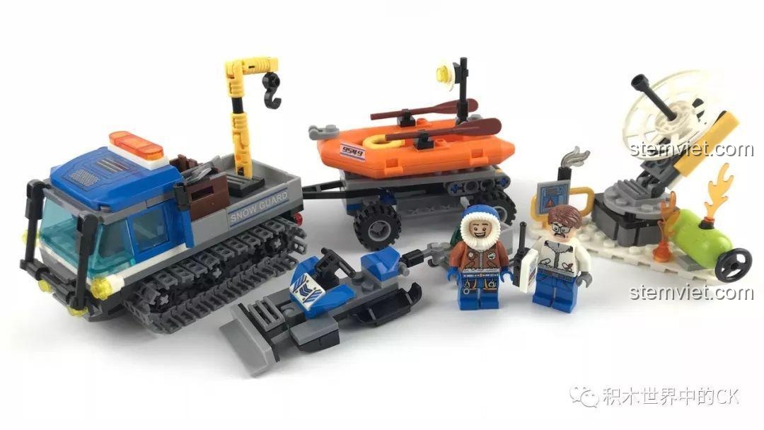 Rơ moóc của bộ đồ chơi SEMBO SD9549 với dốc được nâng lên, sẵn sàng vận chuyển.