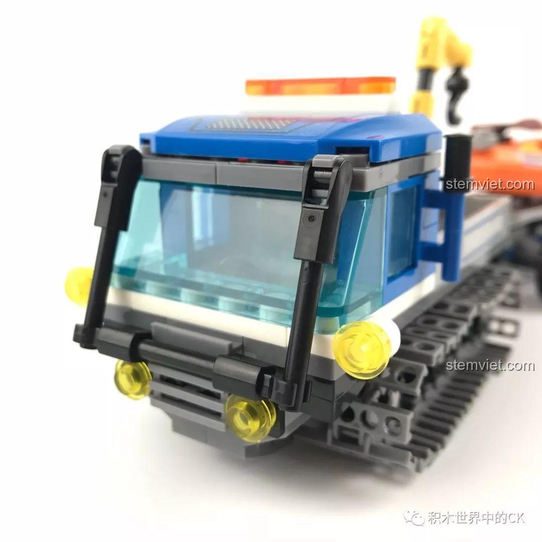 Chi tiết cần cẩu và khoang chứa đồ trên xe bánh xích cứu hộ SEMBO SD9549, tăng tính năng chơi.