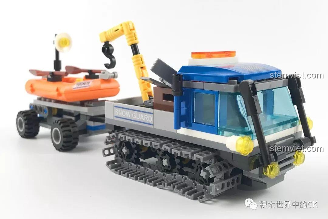 Một góc nhìn khác của xe bánh xích cứu hộ SEMBO SD9549, thể hiện sự chắc chắn của mô hình.