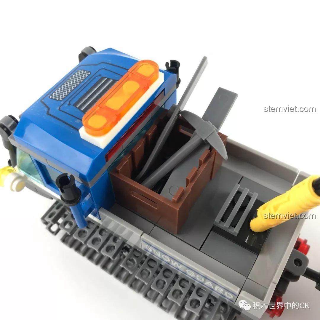 Hộp đựng đầy đủ dụng cụ cứu hộ và ván trượt tuyết trên xe bánh xích SEMBO SD9549.