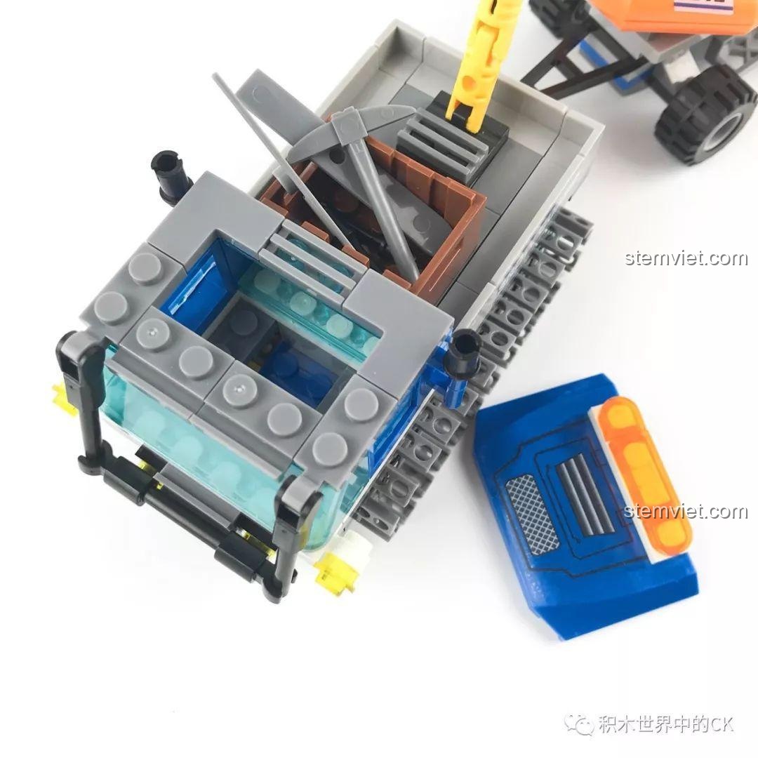 Mái xe bánh xích cứu hộ SEMBO SD9549 có thể mở ra, tiện lợi cho việc đặt minifigure.