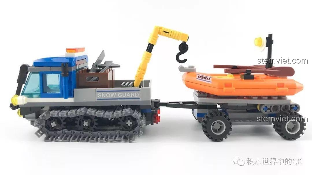 Mặt sau của xe bánh xích cứu hộ SEMBO SD9549, với các chi tiết đèn và móc kéo.