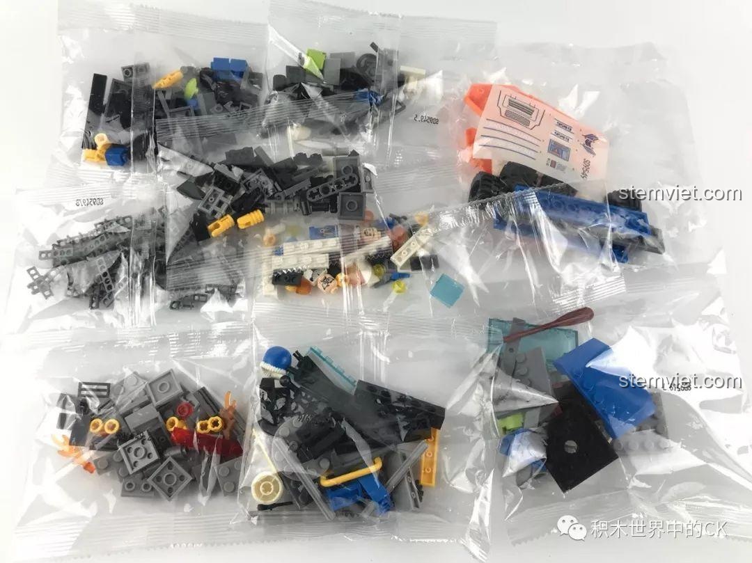 Chi tiết các túi mảnh ghép riêng biệt của bộ lắp ráp SEMBO SD9549 Xe Cứu Hộ Cực Địa, giúp dễ dàng phân loại.