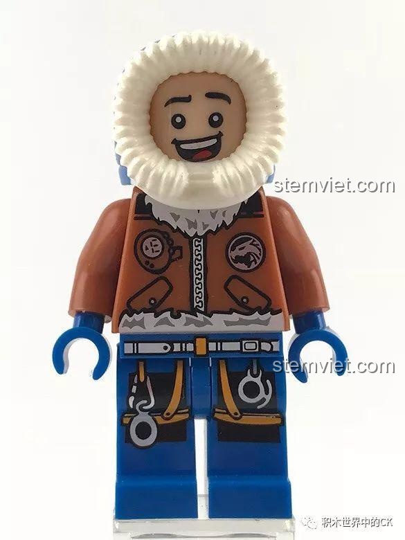 Minifigure Bowen trong trang phục cực địa của bộ lắp ráp SEMBO SD9549 Xe Cứu Hộ Cực Địa, nhìn từ phía trước.