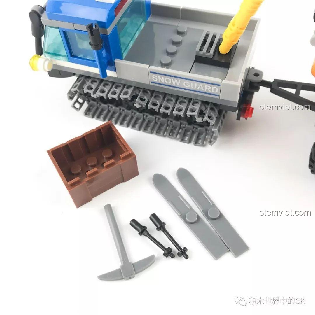 Minifigure Bowen đang trượt tuyết với ván và gậy trong bộ lắp ráp SEMBO SD9549 Xe Cứu Hộ Cực Địa.