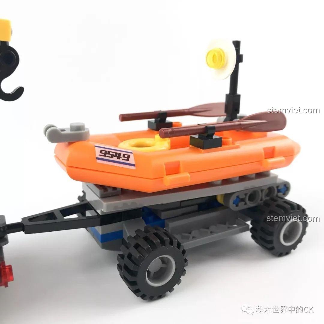 Rơ-moóc của thuyền cứu hộ có thể nghiêng để hạ thủy trong bộ lắp ráp SEMBO SD9549 Xe Cứu Hộ Cực Địa.