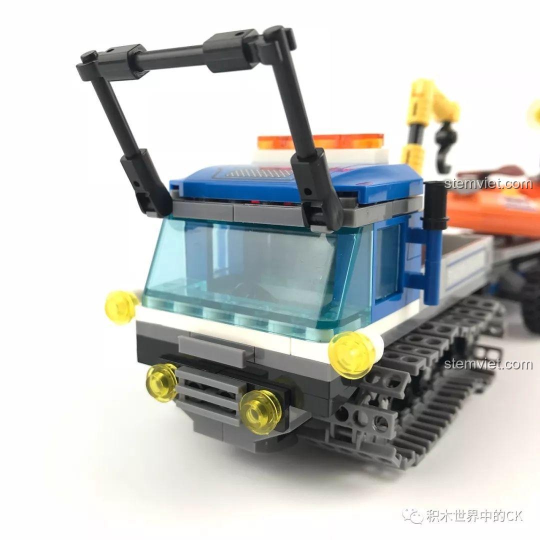 Thùng xe bánh xích cứu hộ với các phụ kiện như xẻng, cuốc chim trong bộ lắp ráp SEMBO SD9549.