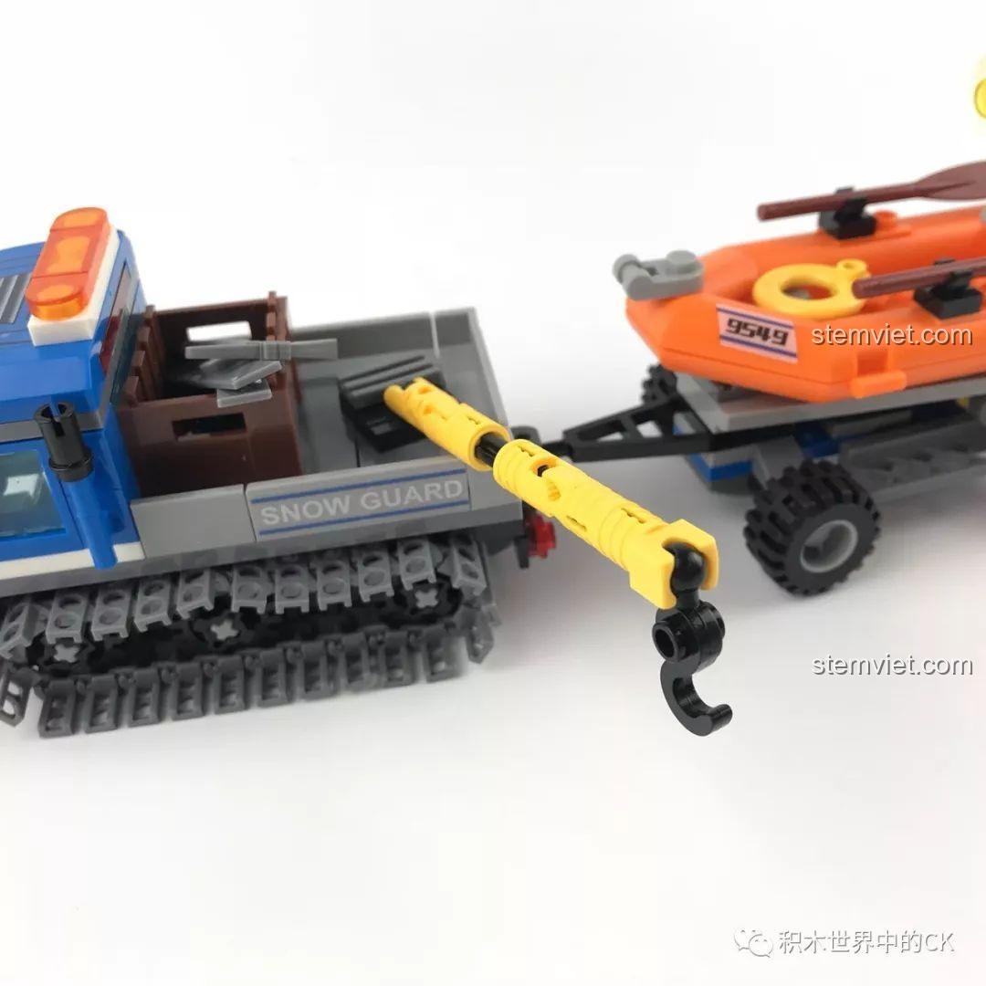 Chi tiết thuyền cứu hộ màu cam với phao và mái chèo trong bộ lắp ráp SEMBO SD9549 Xe Cứu Hộ Cực Địa.