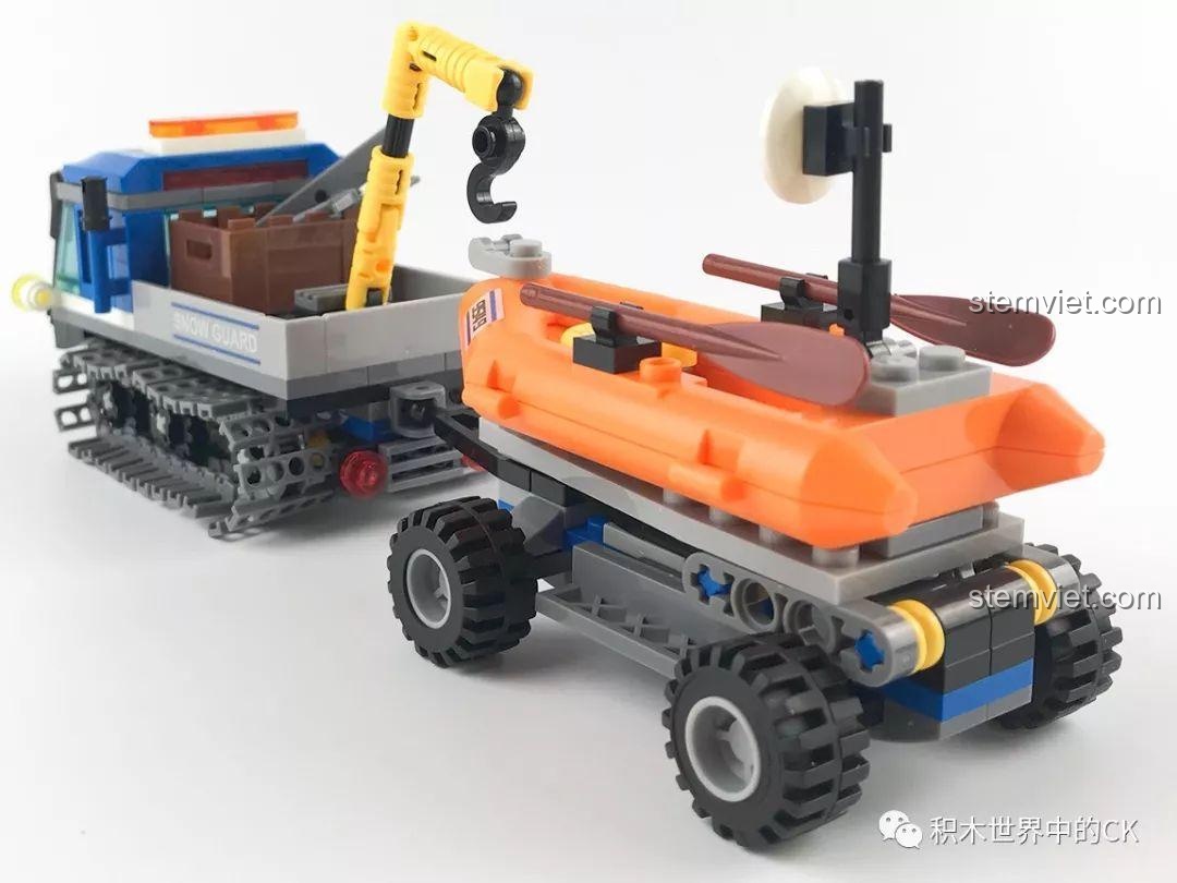 Góc nhìn từ bên cạnh của xe bánh xích cứu hộ trong bộ lắp ráp SEMBO SD9549 Xe Cứu Hộ Cực Địa.