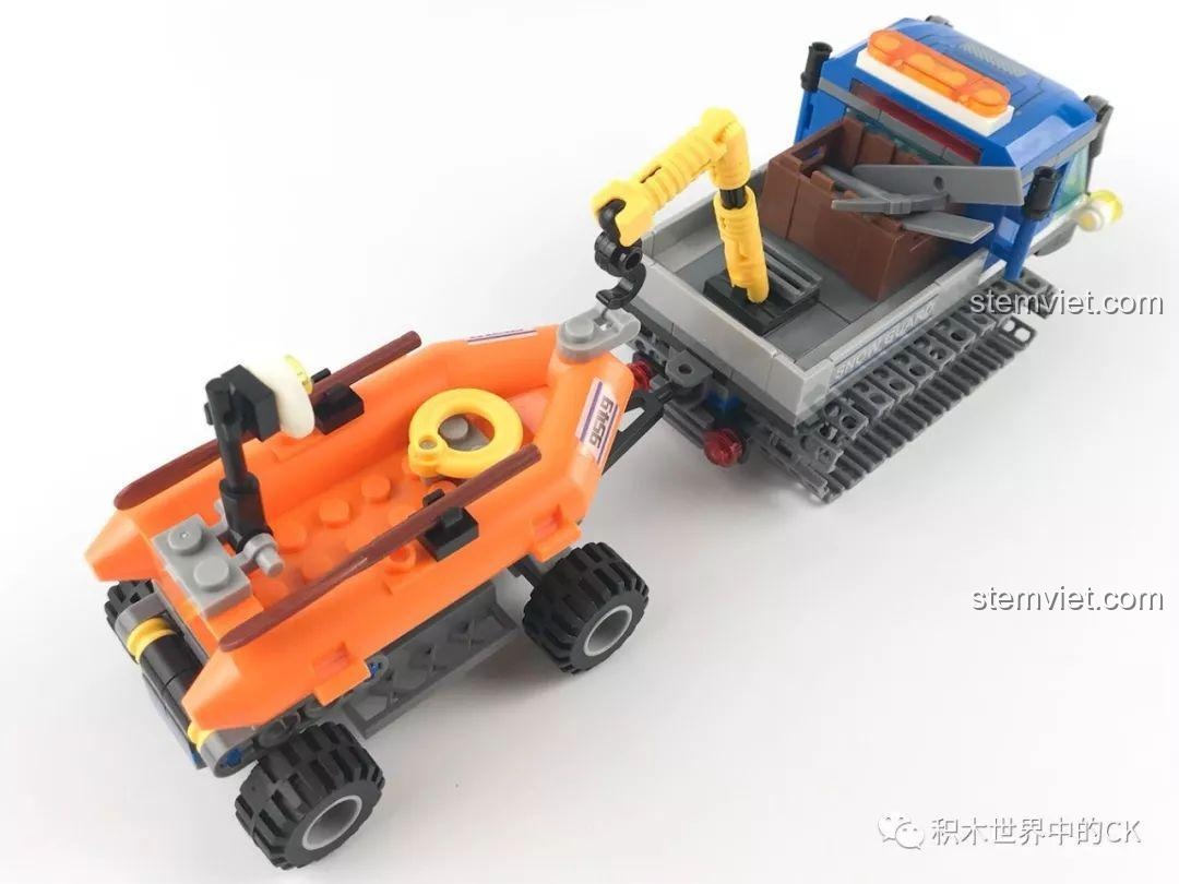 Góc nhìn chéo của xe bánh xích cứu hộ trong bộ lắp ráp SEMBO SD9549 Xe Cứu Hộ Cực Địa, chi tiết bánh xích.