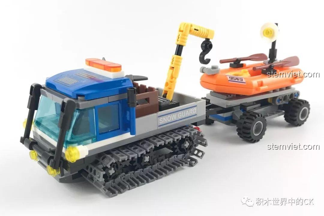 Tổng thể xe bánh xích cứu hộ và thuyền cứu hộ trên rơ-moóc của bộ lắp ráp SEMBO SD9549.