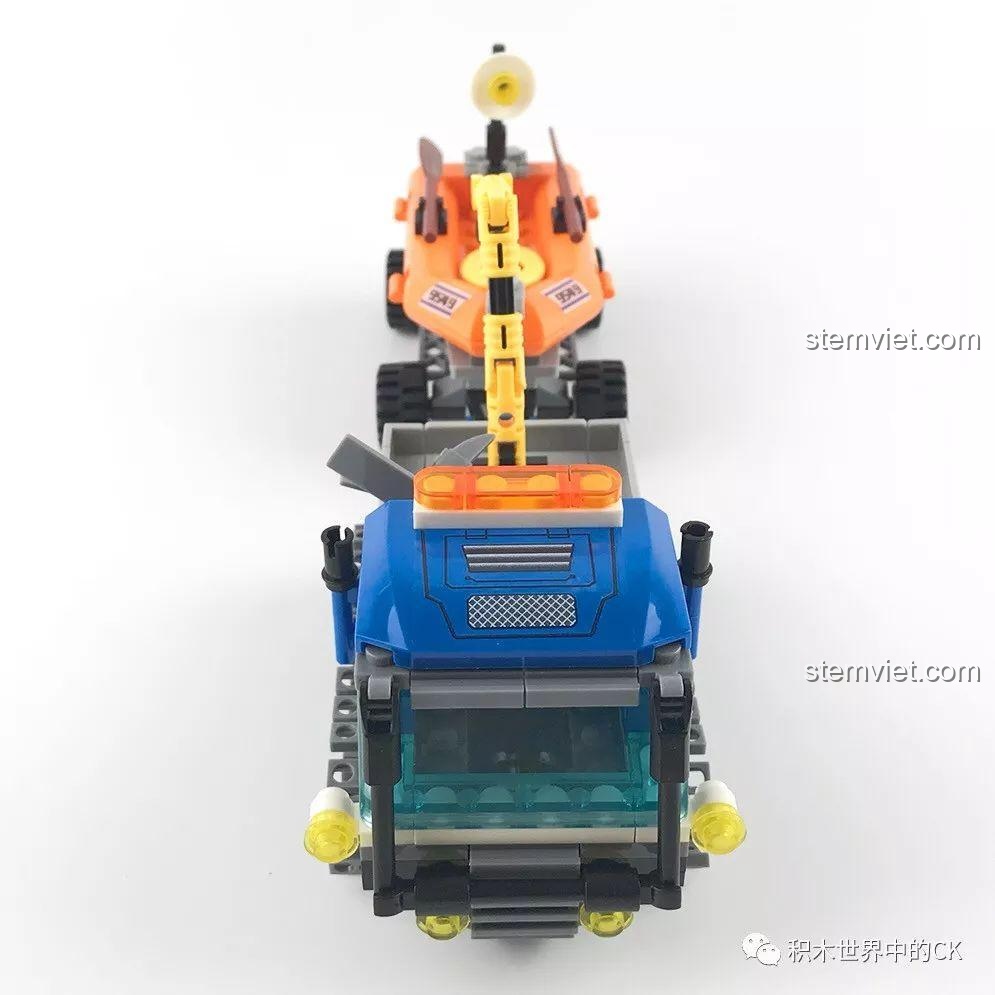 Góc nhìn từ phía trước của xe bánh xích cứu hộ trong bộ lắp ráp SEMBO SD9549 Xe Cứu Hộ Cực Địa.