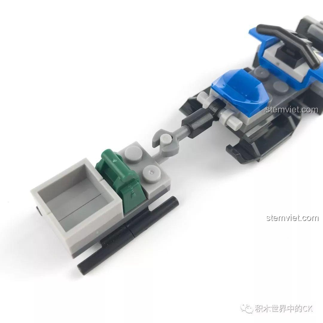 Mặt sau của xe trượt tuyết mini với thùng đựng đồ trong bộ lắp ráp SEMBO SD9549 Xe Cứu Hộ Cực Địa.