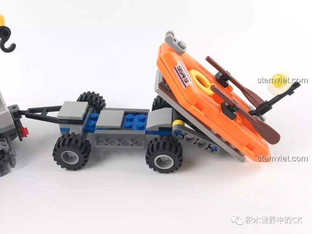 Xe bánh xích cứu hộ SEMBO SD9549 kéo theo thuyền cứu hộ, sẵn sàng cho nhiệm vụ trên băng.