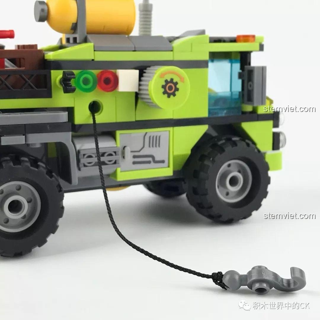 Góc nhìn từ trên xuống của Xe Cứu Hộ Núi Lửa SEMBO SD9550 với bình nhiên liệu màu vàng, bộ lắp ghép cho bé trai