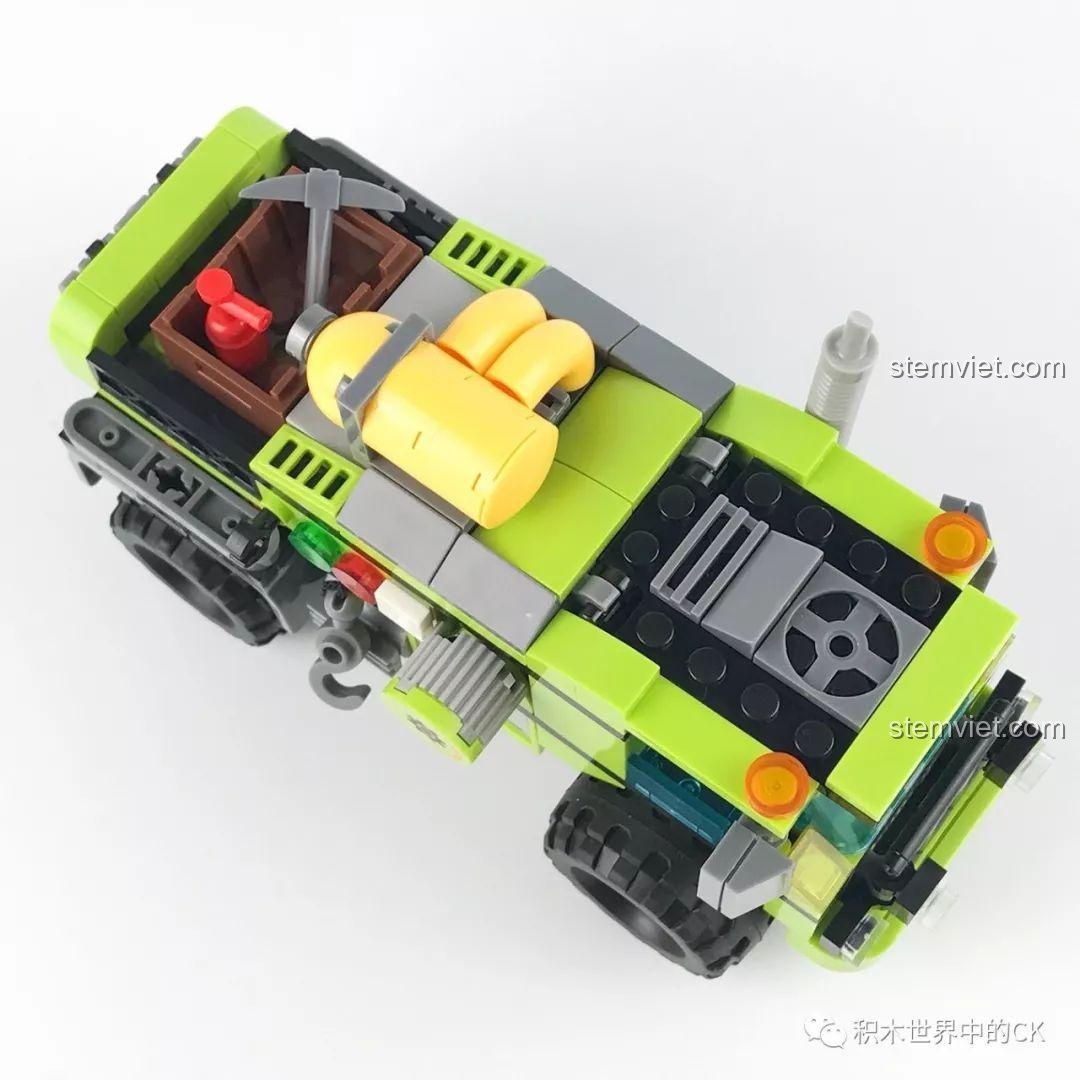 Góc nhìn từ trên xuống khác của Xe Cứu Hộ Núi Lửa SEMBO SD9550 với bình nhiên liệu màu vàng, đồ chơi lắp ráp cho bé trai