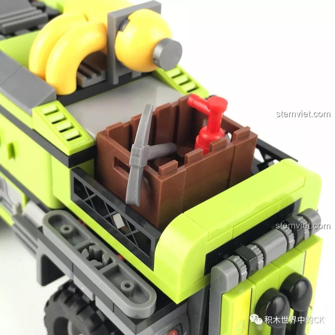 Cửa sau thùng xe của Xe Cứu Hộ Núi Lửa SEMBO SD9550 đóng, bộ lắp ghép cho bé trai