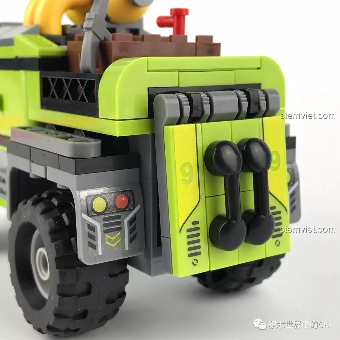 Cửa sau thùng xe của Xe Cứu Hộ Núi Lửa SEMBO SD9550 mở, đồ chơi lắp ráp cho bé trai