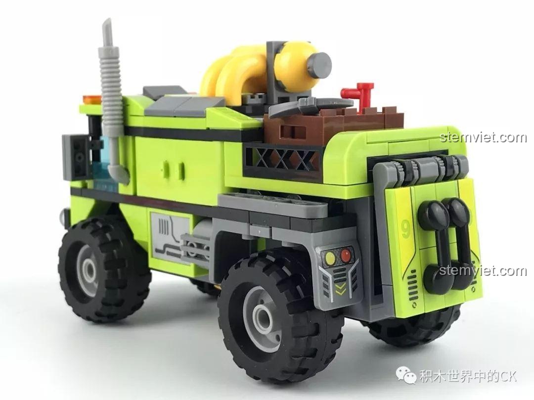 Mô hình Xe Cứu Hộ Núi Lửa SEMBO SD9550 nhìn từ góc 3/4 phía sau, đồ chơi lắp ráp cho bé trai