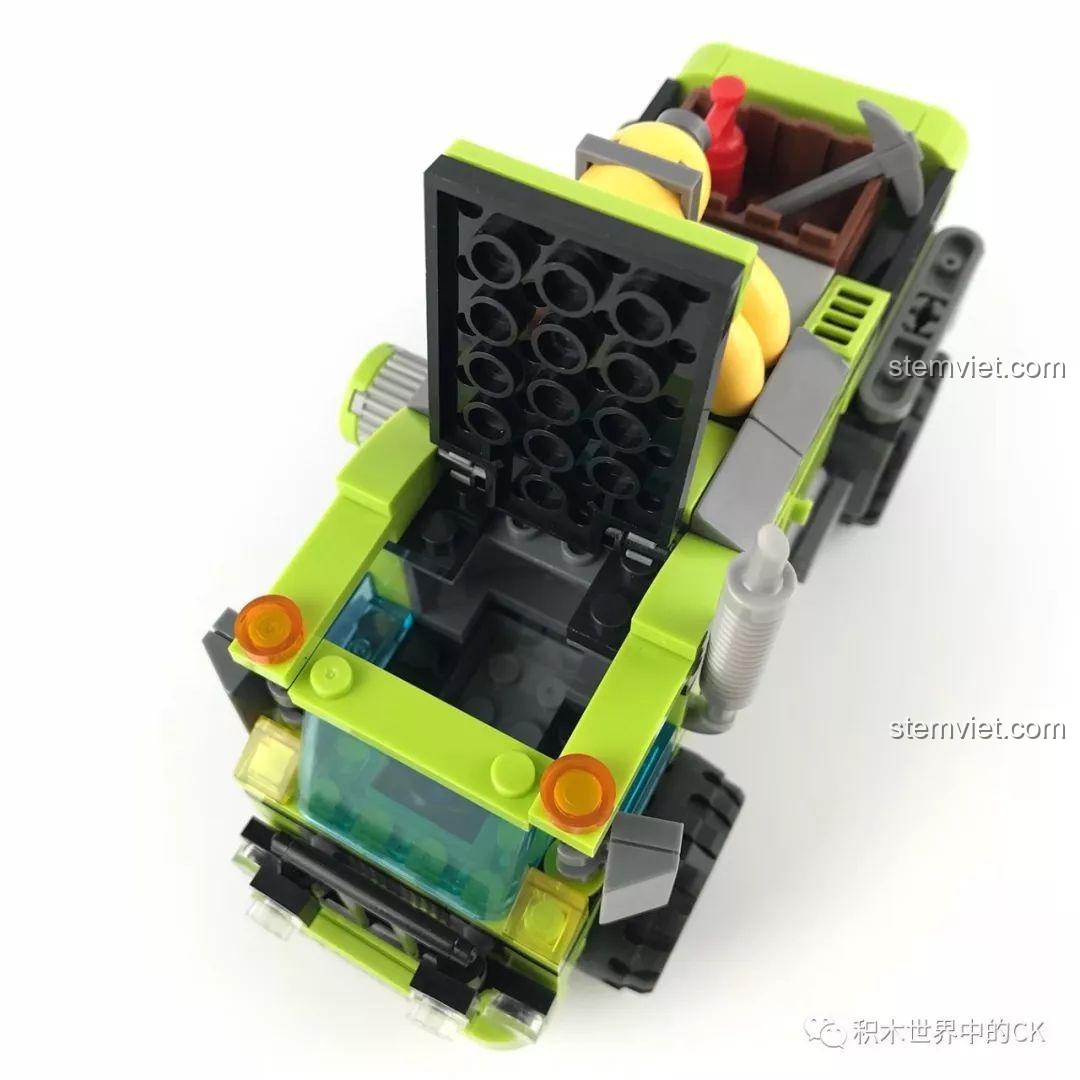 Cửa khoang chứa đồ bên hông Xe Cứu Hộ Núi Lửa SEMBO SD9550 đóng, bộ lắp ghép cho bé trai