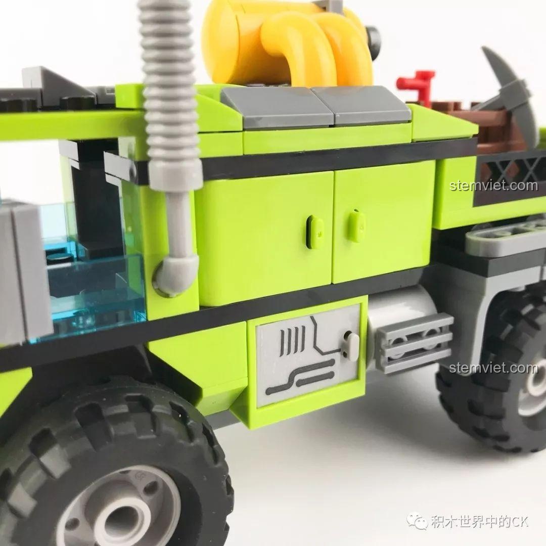 Cửa khoang chứa đồ bên hông Xe Cứu Hộ Núi Lửa SEMBO SD9550 mở, đồ chơi lắp ráp cho bé trai