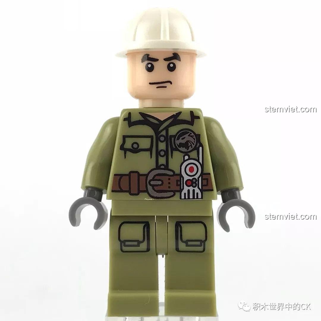 Mặt sau minifigure Đại Vĩ trong bộ lắp ghép SEMBO SD9550 Xe Cứu Hộ Khẩn Cấp