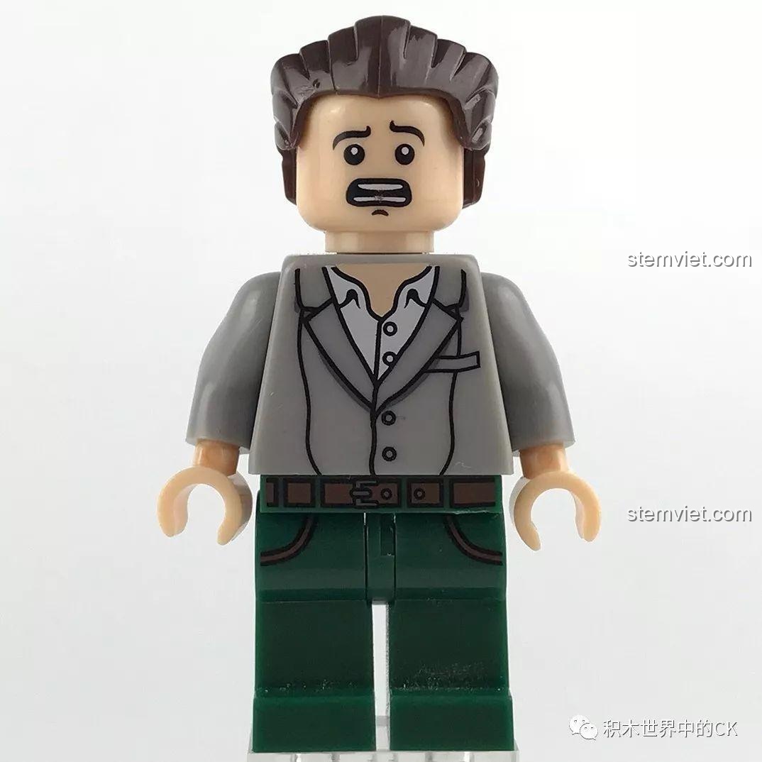 Mặt sau minifigure Nhiếp ảnh gia trong bộ đồ chơi mô hình SEMBO SD9550 Xe Cứu Hộ Khẩn Cấp