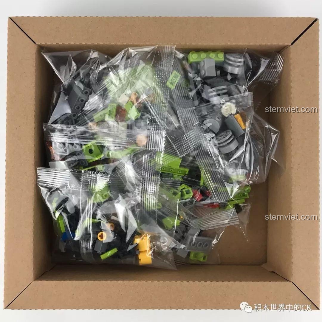 Các túi mảnh ghép bên trong hộp bộ đồ chơi Xe Cứu Hộ Núi Lửa SEMBO SD9550