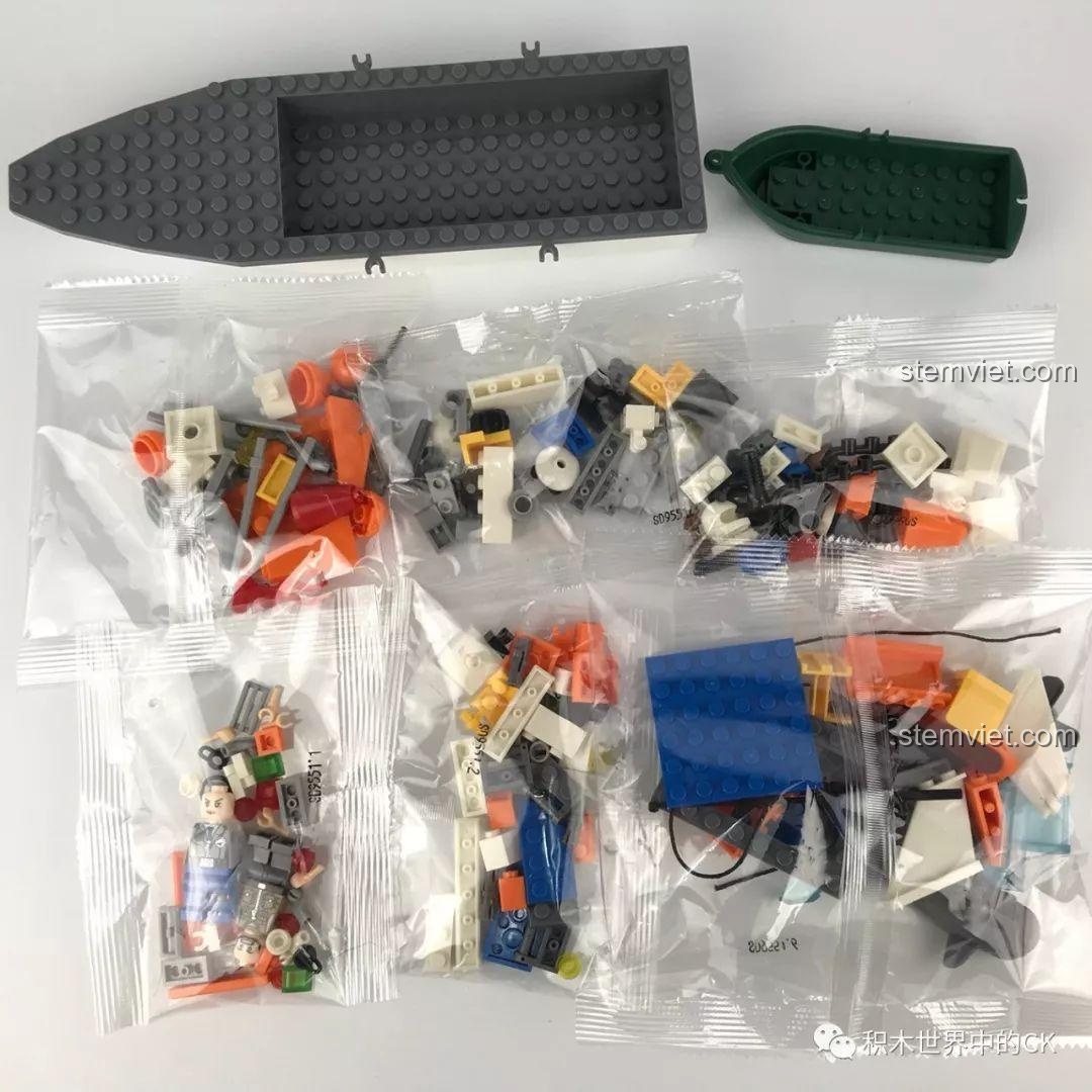 Các túi mảnh ghép, thân tàu lớn, thuyền nhỏ của bộ Thuyền cứu hộ SD 9551 được lấy ra khỏi hộp, sẵn sàng để lắp ráp.