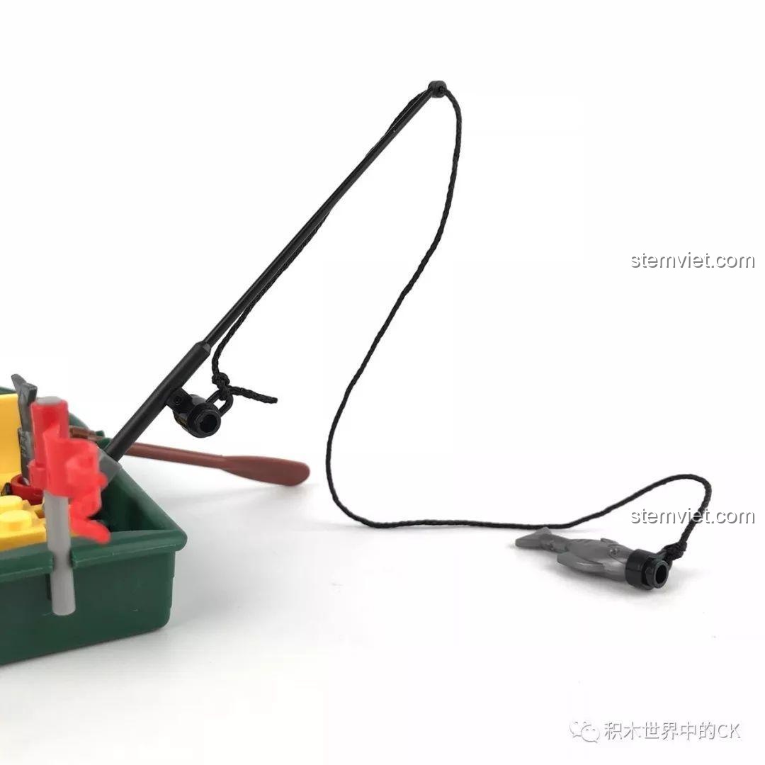 Cận cảnh chi tiết cần câu và dây câu với mồi cá trong bộ đồ chơi SEMBO SD9551.