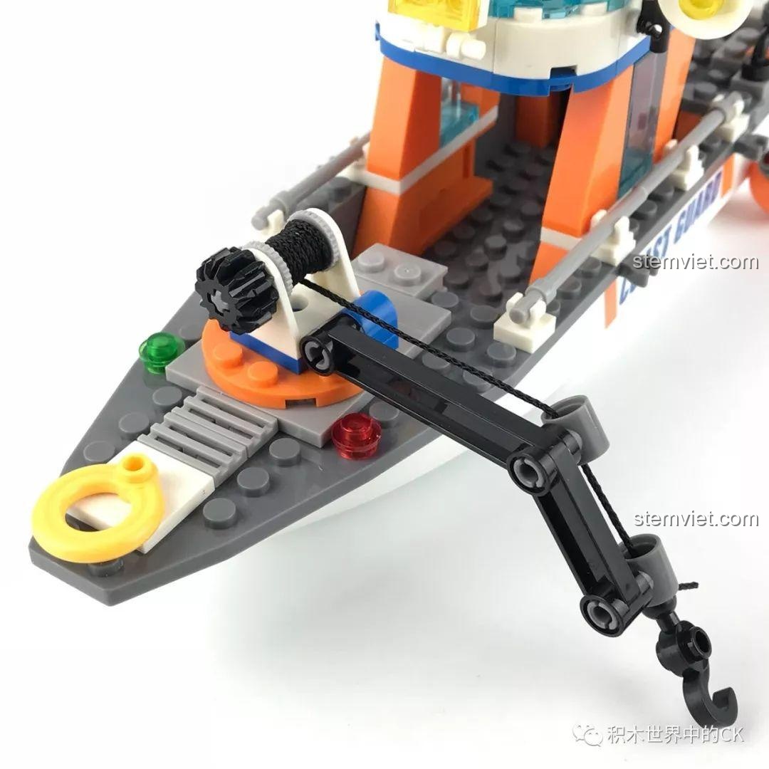 Cần cẩu có thể xoay và vươn ra, tời có thể cuộn dây để nâng vật nặng.