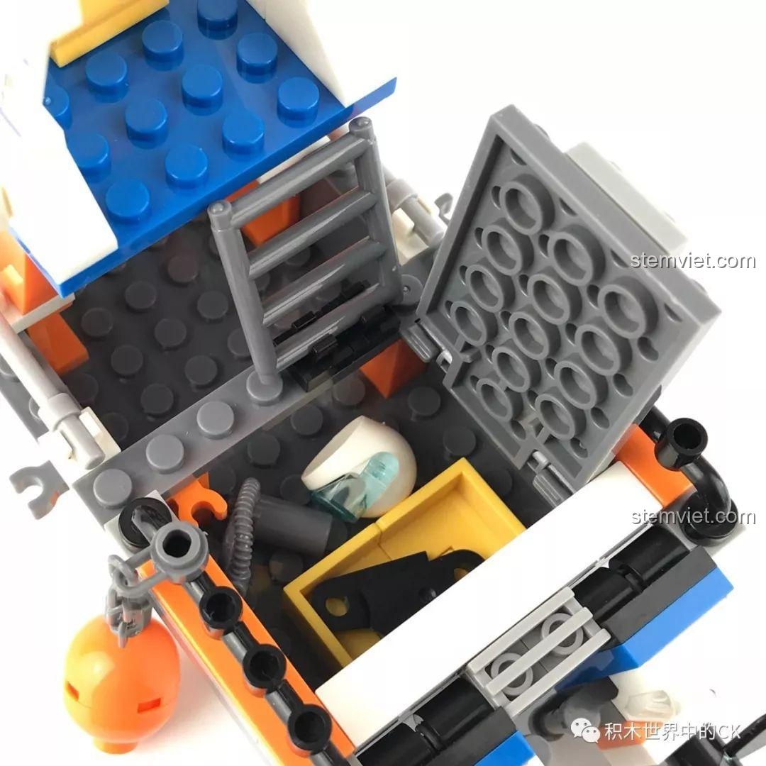 Khoang chứa đồ ở đuôi tàu có thể mở ra, bên trong để các thiết bị cứu hộ.