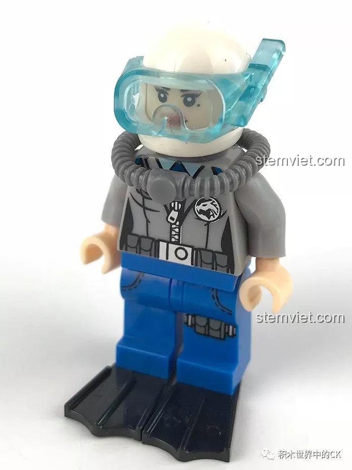 Minifigure Rose Li trang bị đầy đủ đồ lặn, sẵn sàng cho nhiệm vụ giải cứu dưới nước.