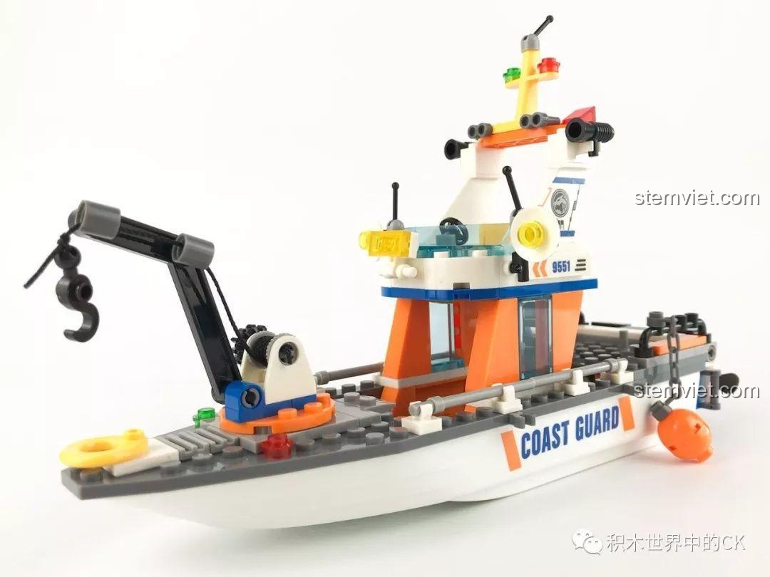 Mô hình tàu cứu hộ SEMBO SD9551 đã lắp ráp hoàn chỉnh, nhìn từ phía trước bên trái.