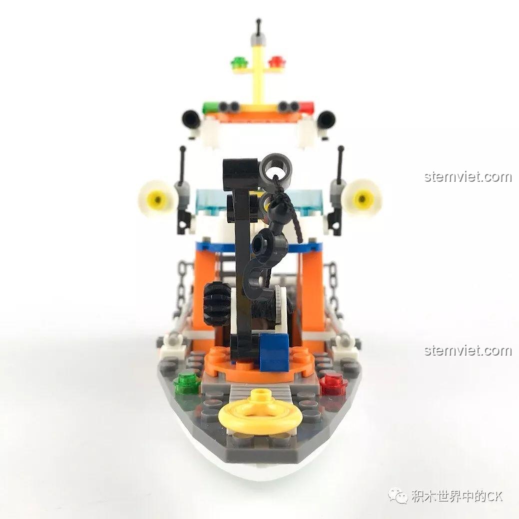 Mô hình tàu cứu hộ nhìn từ phía trước, nổi bật với cần cẩu và cabin lái.