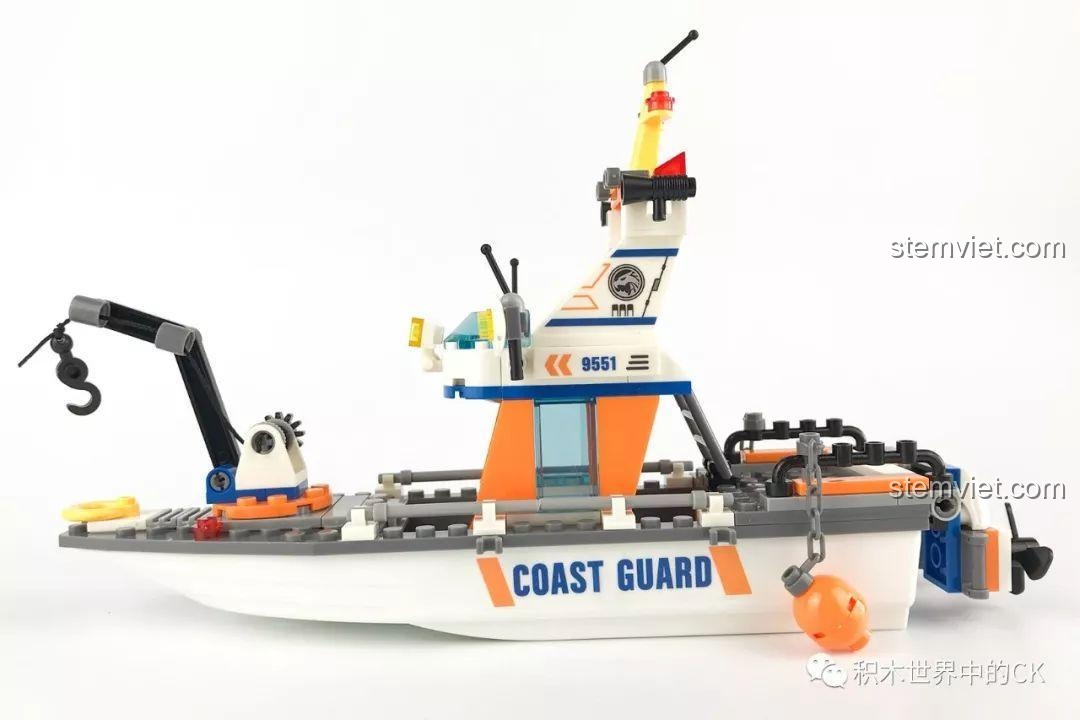 Mô hình tàu cứu hộ nhìn từ bên phải, với decal 'COAST GUARD' dán trên thân tàu.