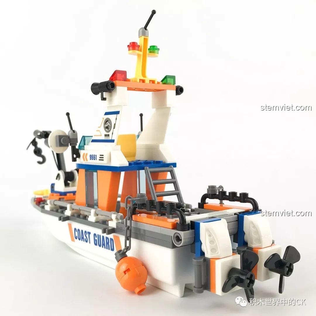 Mô hình tàu cứu hộ nhìn từ phía sau bên phải, thấy rõ hai động cơ và thang leo lên cabin.