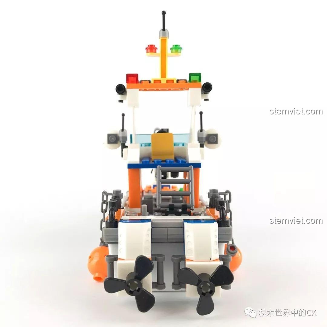 Mô hình tàu cứu hộ nhìn thẳng từ phía sau, khoe cặp chân vịt của hai động cơ mạnh mẽ.