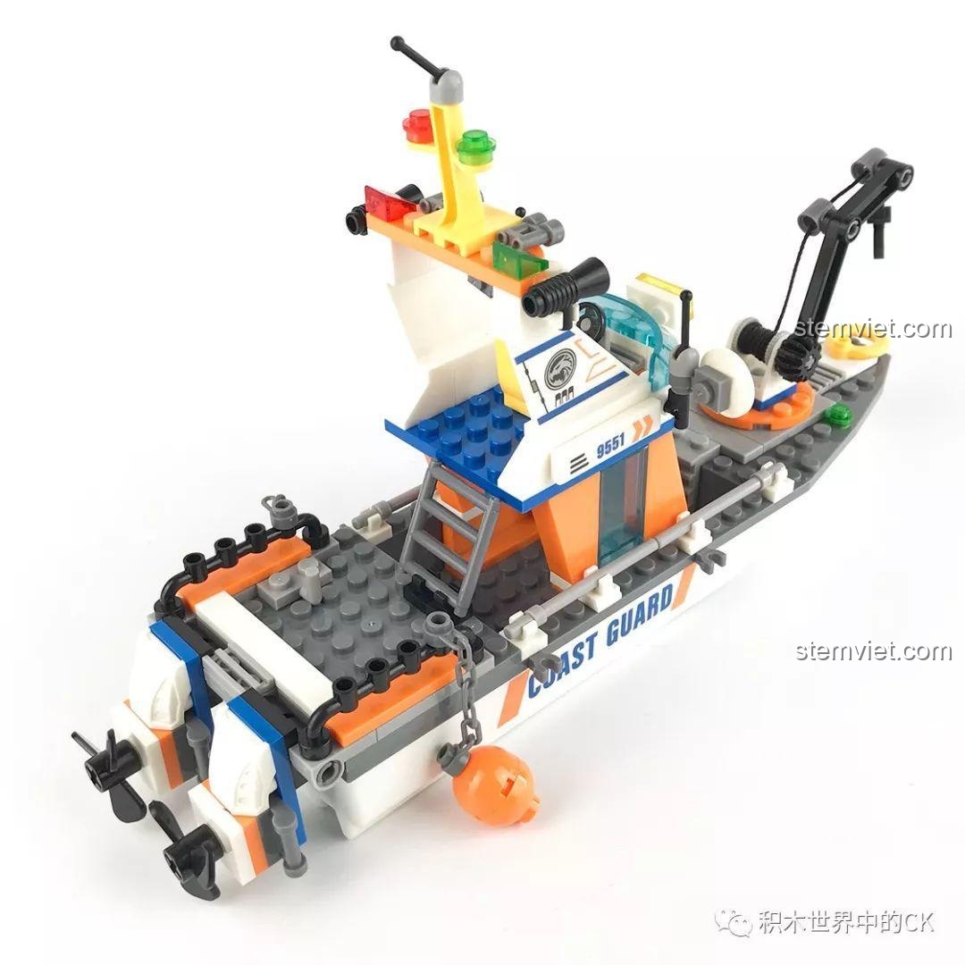 Góc nhìn từ trên cao phía sau của tàu cứu hộ, cho thấy cách bố trí trên boong tàu.