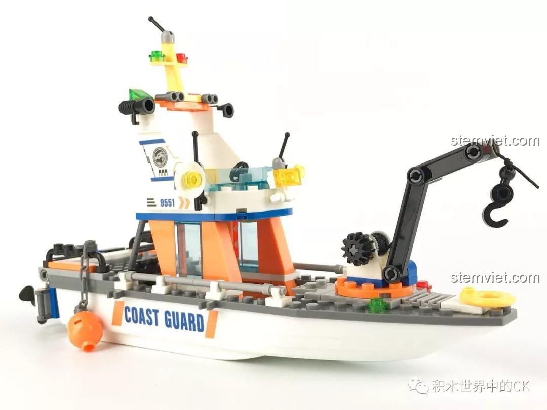 Góc nhìn từ bên trái của tàu cứu hộ, cần cẩu đang ở vị trí sẵn sàng hoạt động.