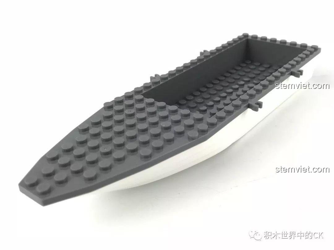 Chi tiết thân tàu cứu hộ lớn của bộ SEMBO SD9551, một khối đúc liền màu trắng và xám.