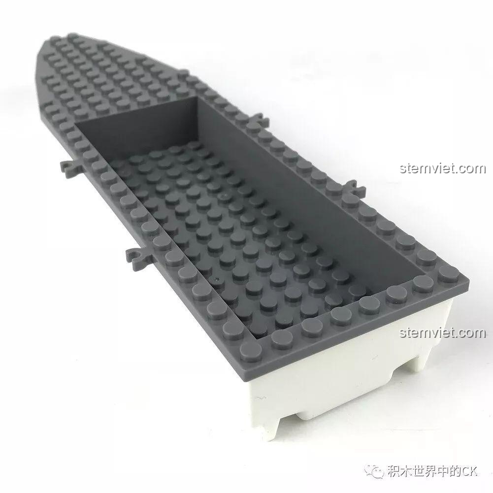 Góc nhìn từ trên xuống của thân tàu cứu hộ, cho thấy phần boong tàu để lắp các chi tiết khác.